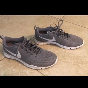 Nike women’s tennis shoes -8.5